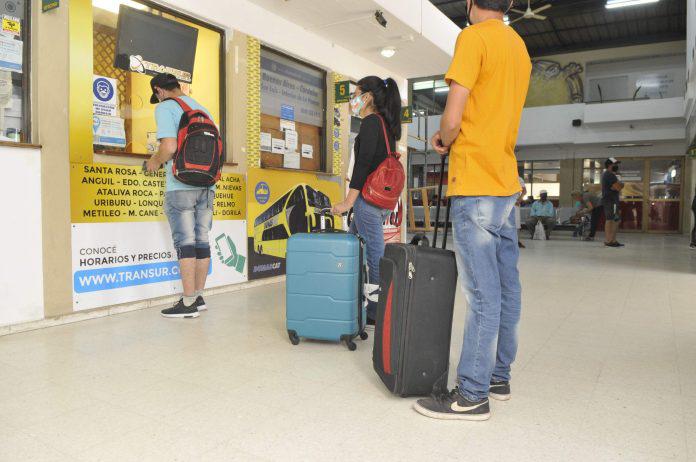 PASAJEROS TERMINAL SANTA ROSA FOTO LA ARENA
