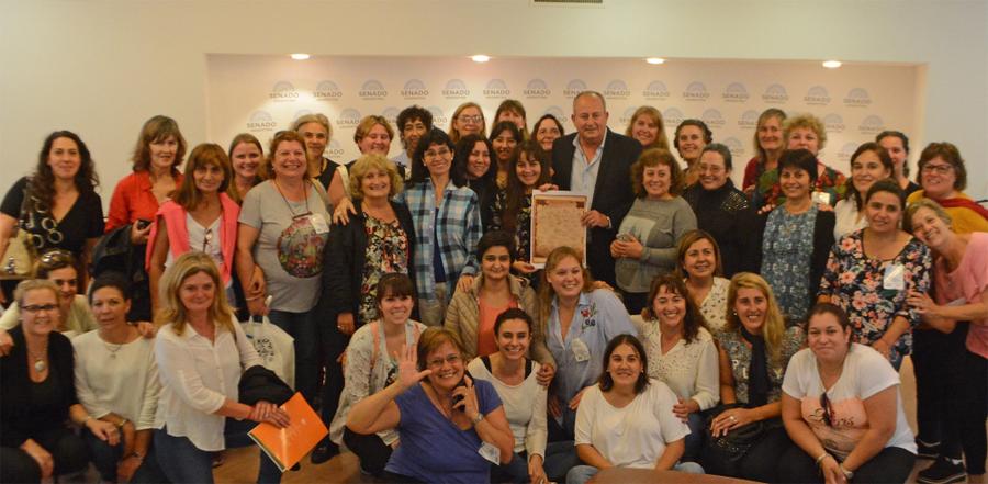 Marino junto a las bibliotecarias