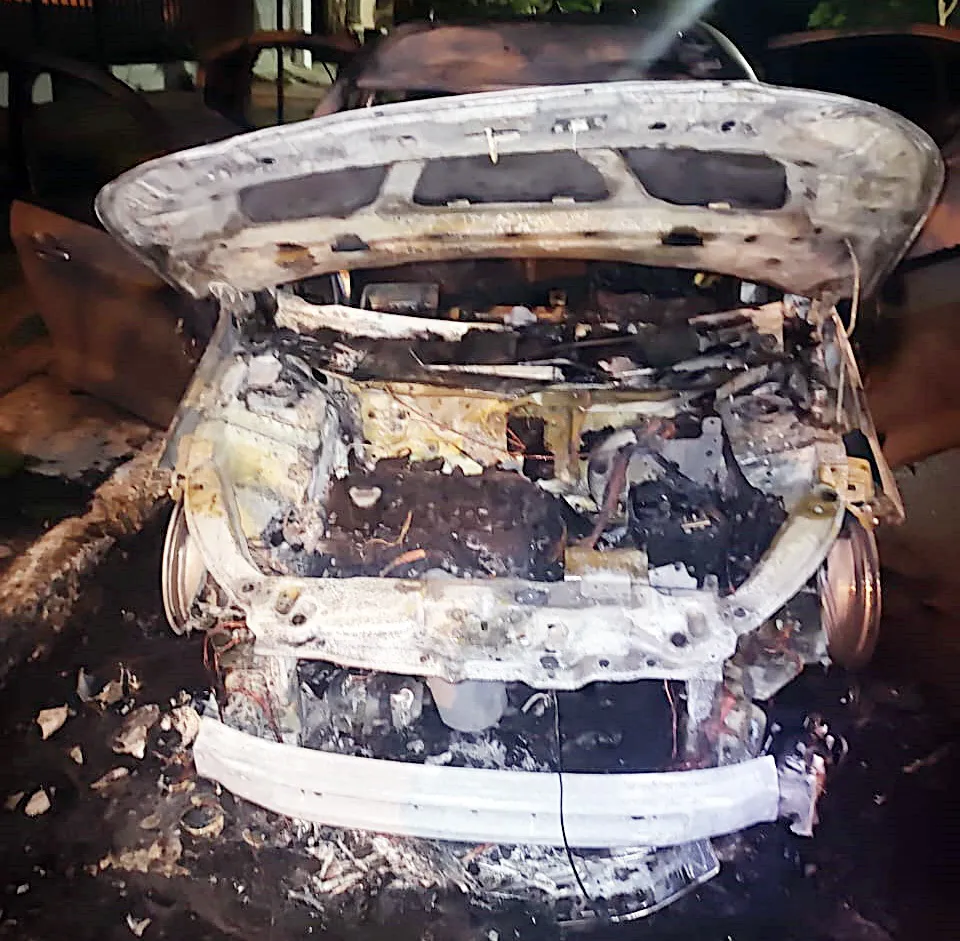 AUTO POLICIA INCENDIADO INTENCIONAL 1