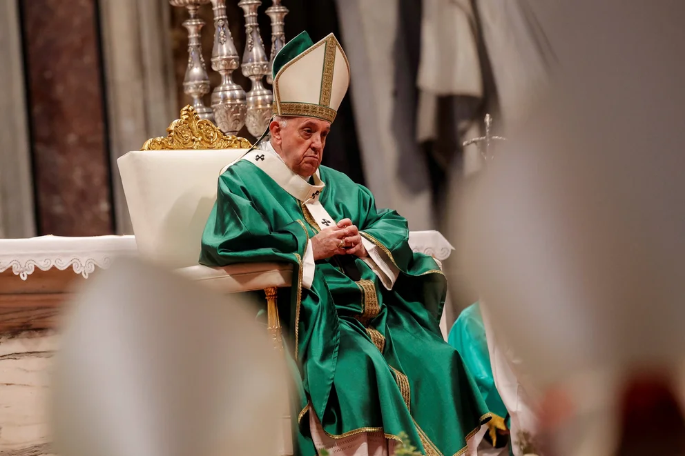 papa francisco cara de cansado