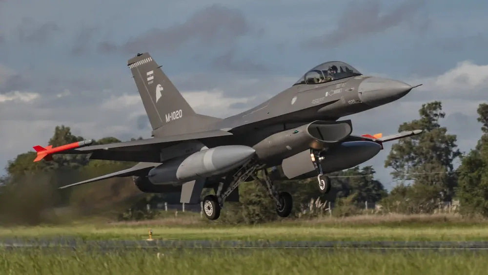 PILOTOS ARGENTINOS F16 VUELO SOLO 2C