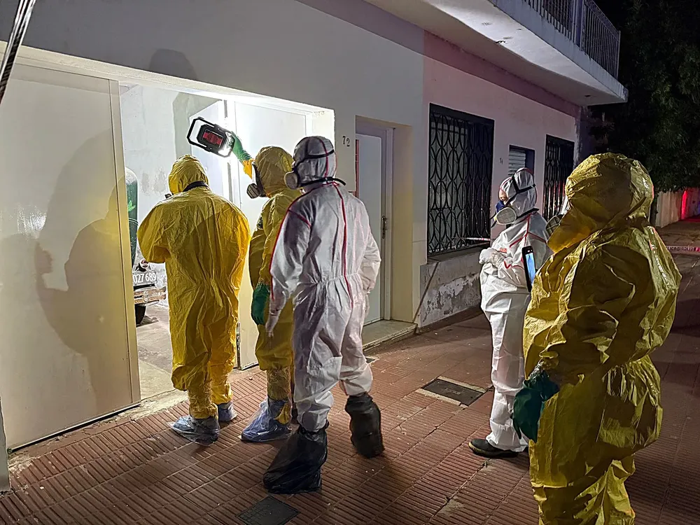 trajes materiales peligrosos muerto 2