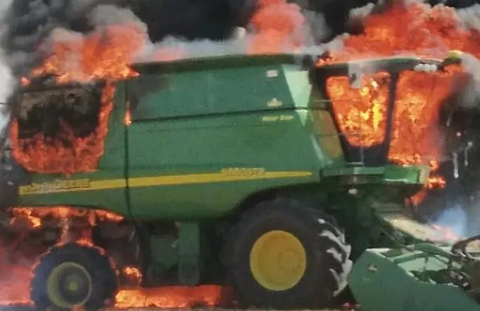 cosechadora quemada fuego