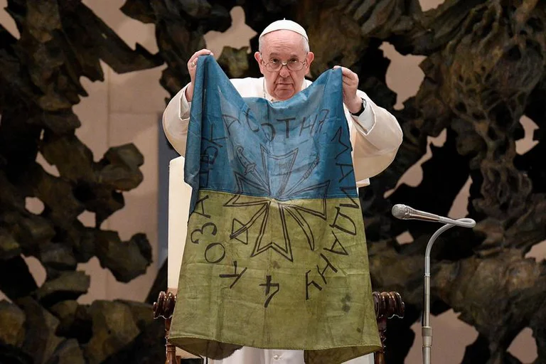 Papa Francisco con bandera de Ucrania