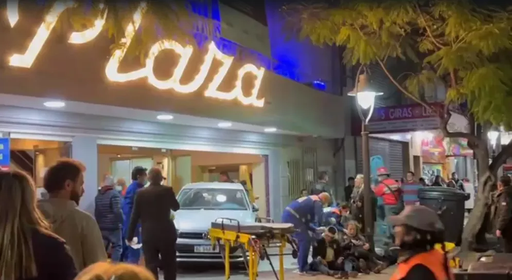 AUTO INCRUSTADO TEATRO MENDOZA 1