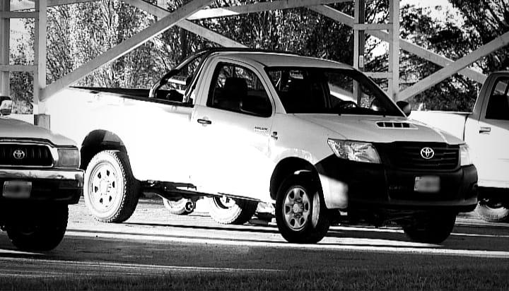 camioneta blanco y negro