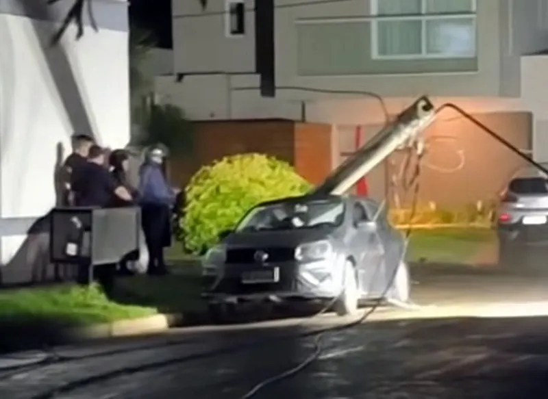 tormenta columna sobre auto