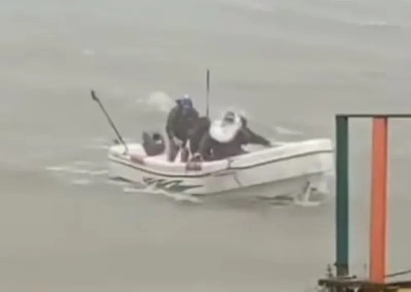 cochico lancha destrozada 5