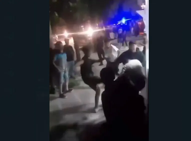 menor golpeado en el piso