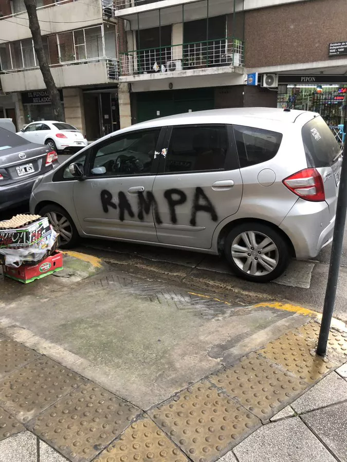 AUTO MAL ESTACIONADO RAMPA