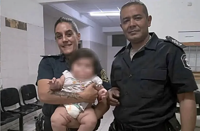 policias RCP a bebé