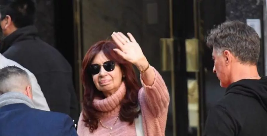 Cristina saludando