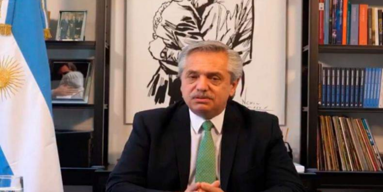 Alberto Fernández corbata verde
