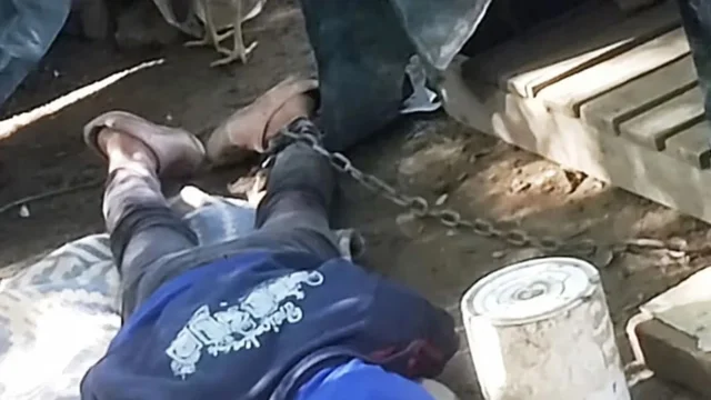 mujer encadenada