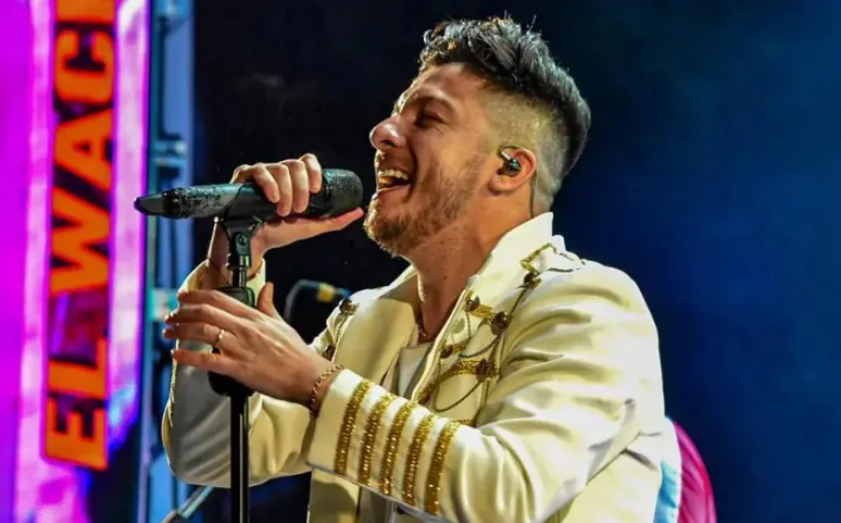 Damian Cordoba cantando