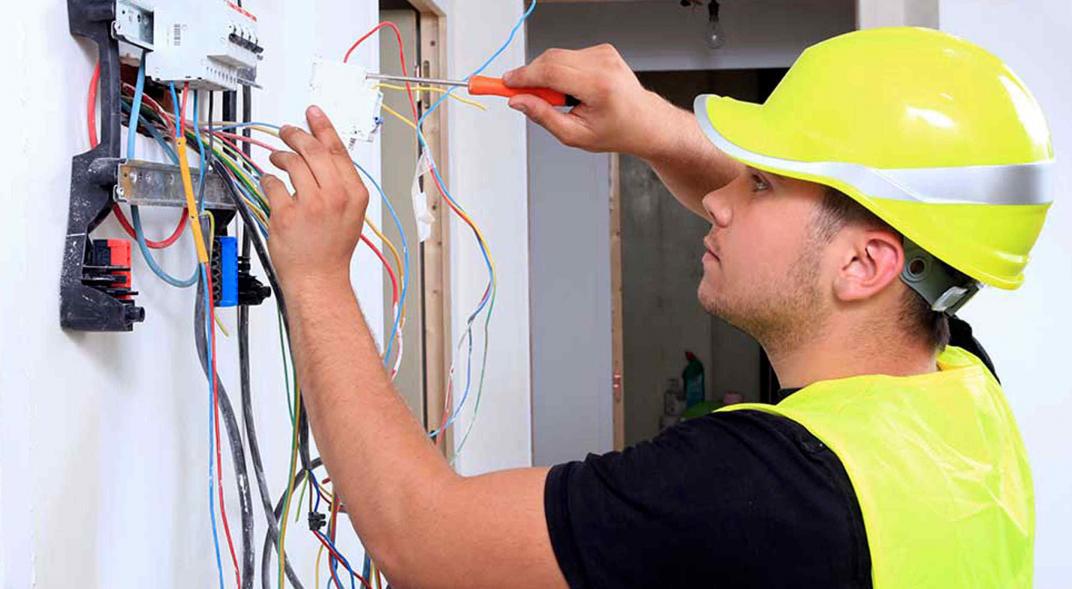 trabajador electricista