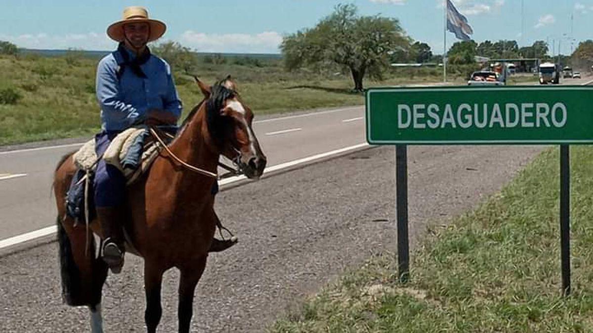 federico-maza-salio-caballo-mendoza-y-busca-llegar-buenos-aires-ya-hizo-600-kilometros