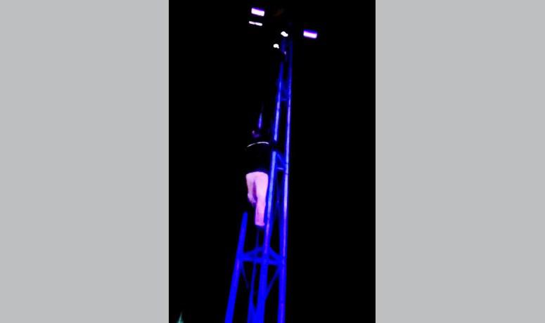 Mujer arriba de torre en Santa Isabel