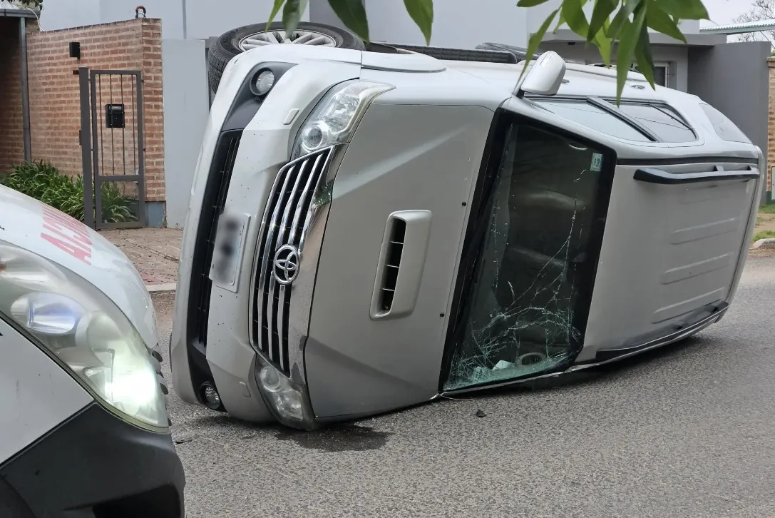 choque y vuelco toyota 2