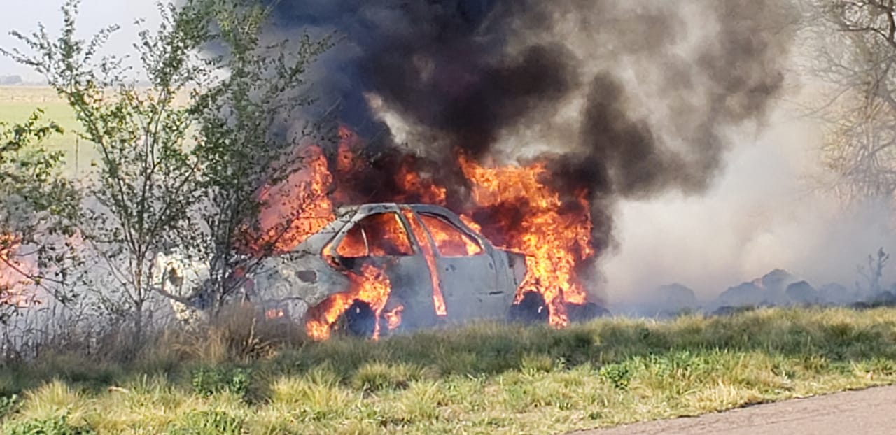 INCENDIO AUTO ENTRE CASTEX Y CONHELO 1
