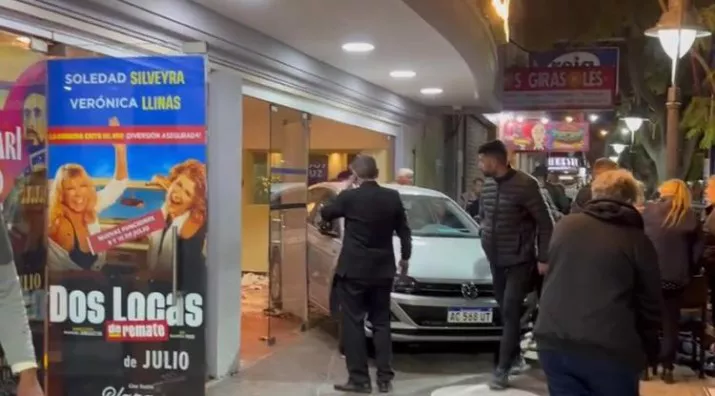 AUTO INCRUSTADO TEATRO MENDOZA 2