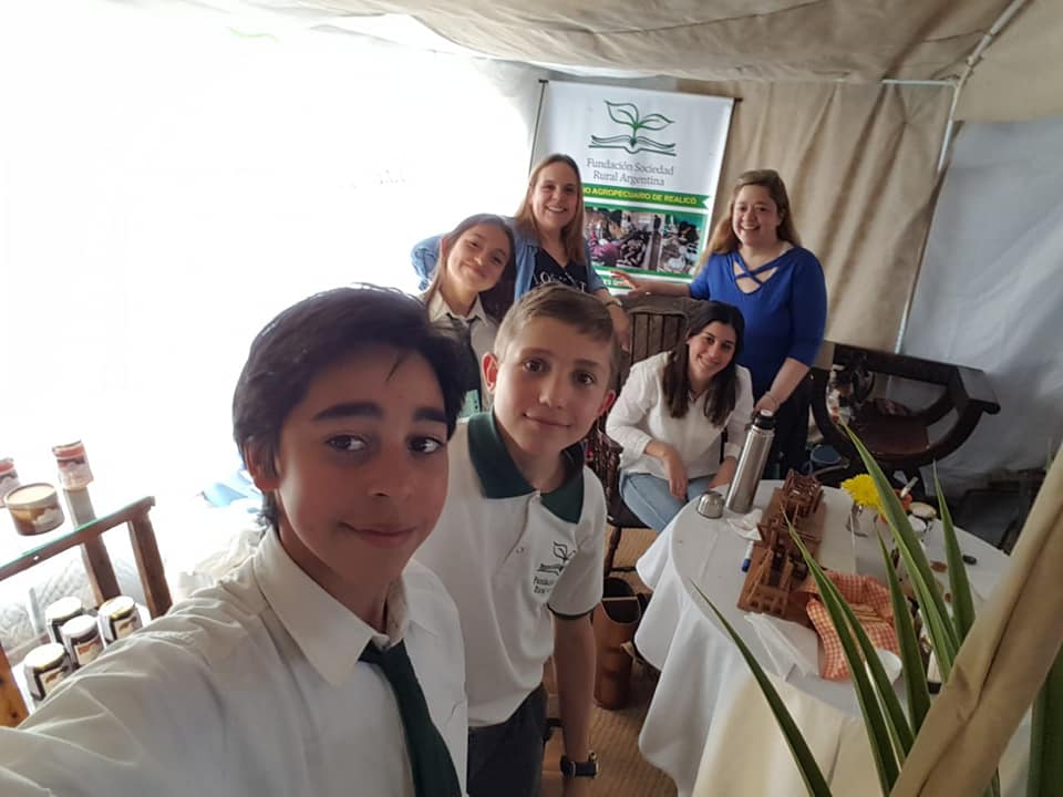 41792861_683750628675665_5968230853090738176_n