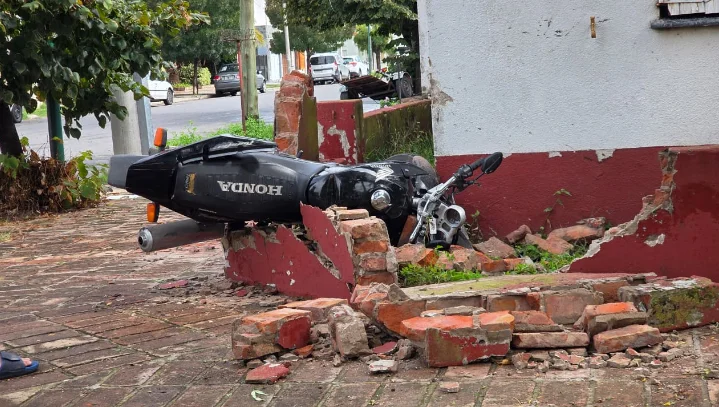 CHOQUE MOTO CONTRA VIVIENDA