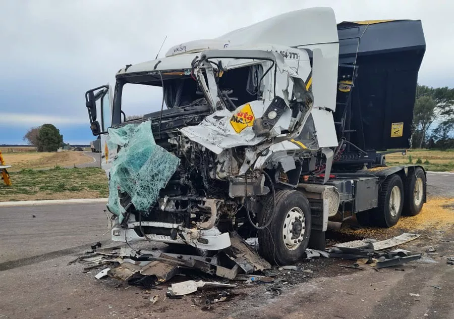 Impactante choque de camiones en el cruce de las rutas 35 y 18