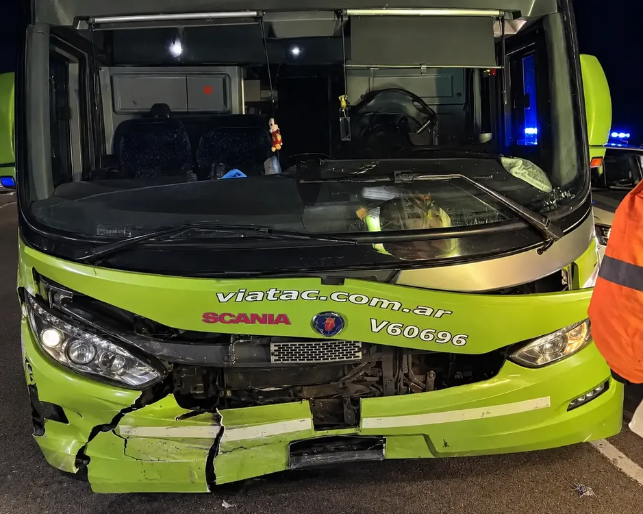 Autobús Scania dañado de noche C