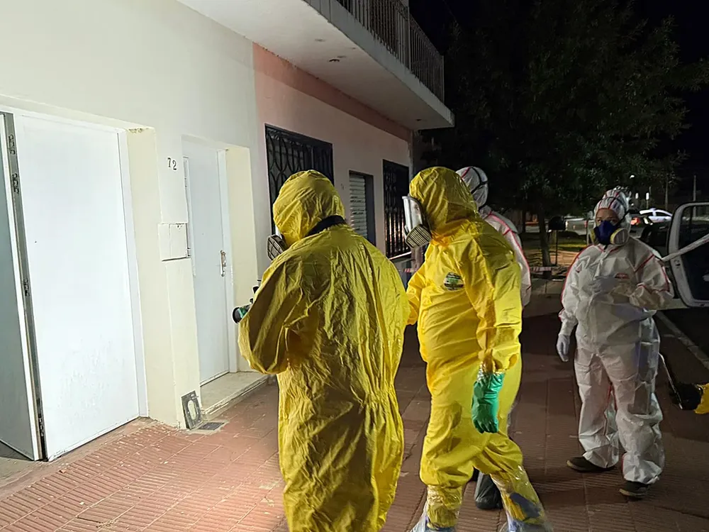 trajes materiales peligrosos muerto