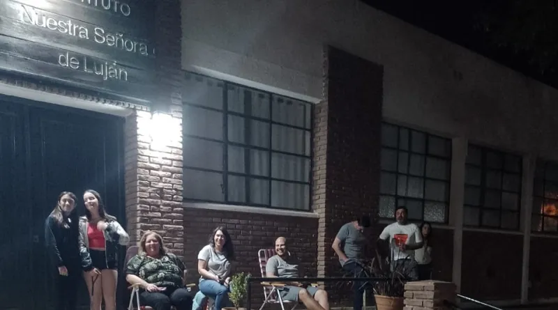 vigilia por una vacante en el colegio