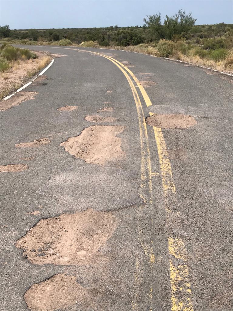 Ruta en mal estado RN 143 La Pampa. Cerca Chacharramendi