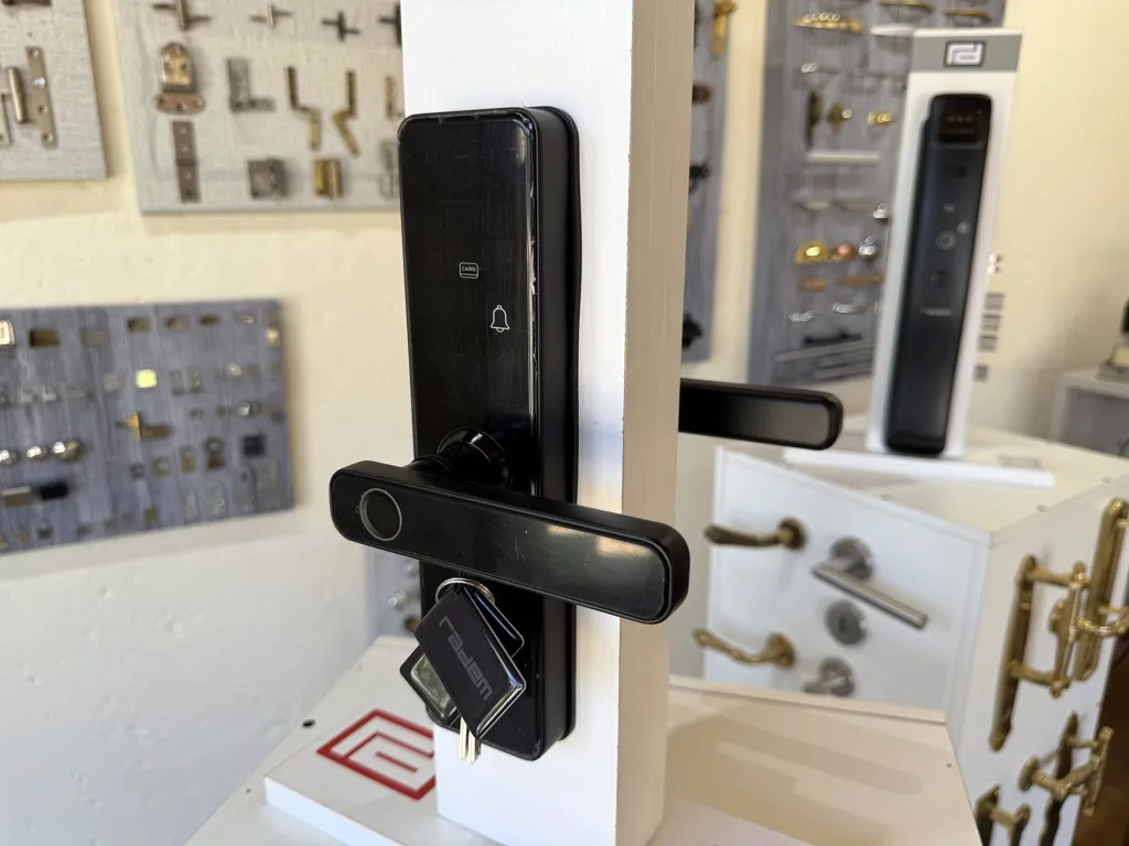 puerta abierta 2 cerradura FILE