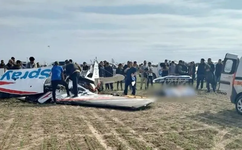 VIDEOS Dos muertos al estrellarse una aeronave acrob tica en