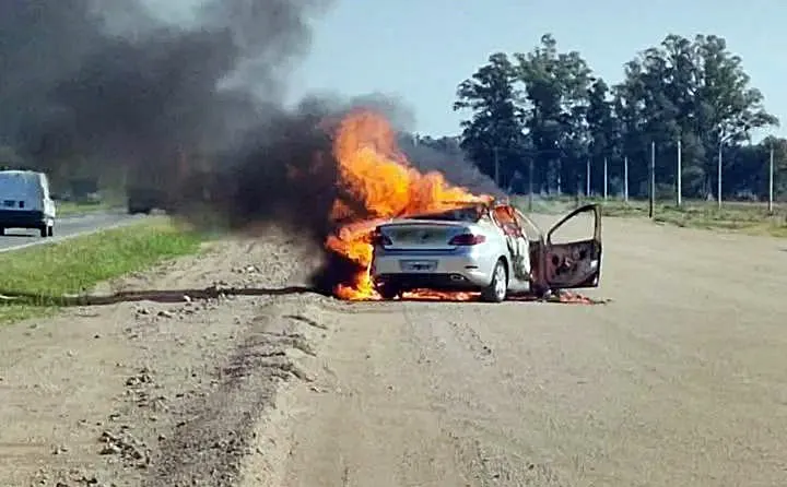 auto incendiado 1