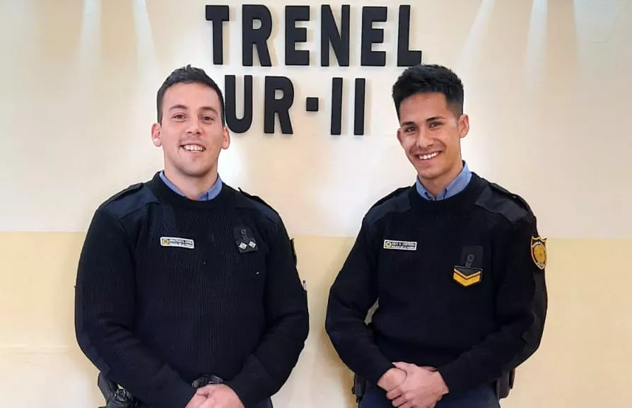 oficial Inspector Joaquín Minaglia junto al cabo Enzo Contreras