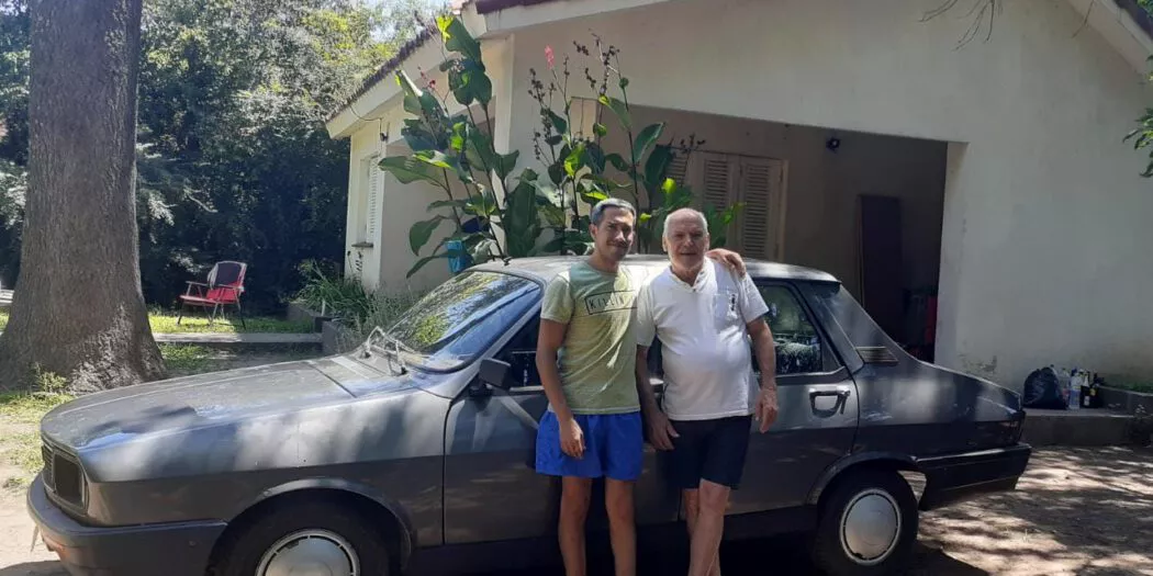 Nieto y abuelo, auto