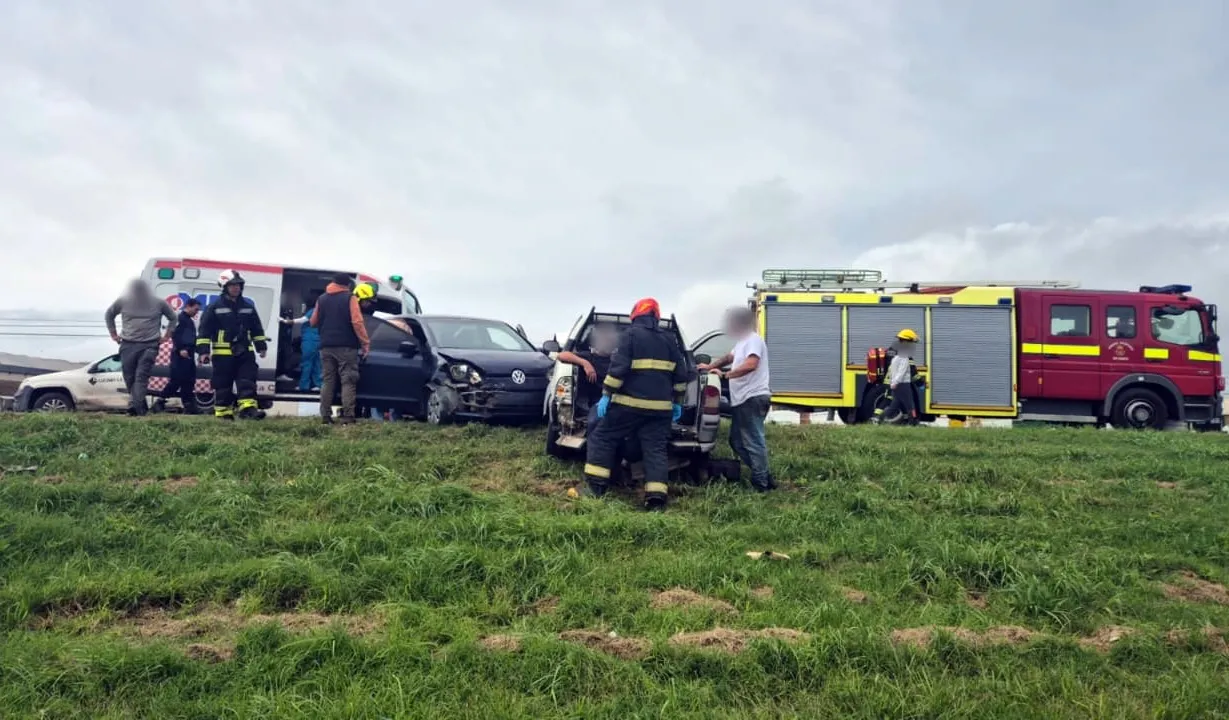 CHOQUE DOS AUTOS Y CAMION