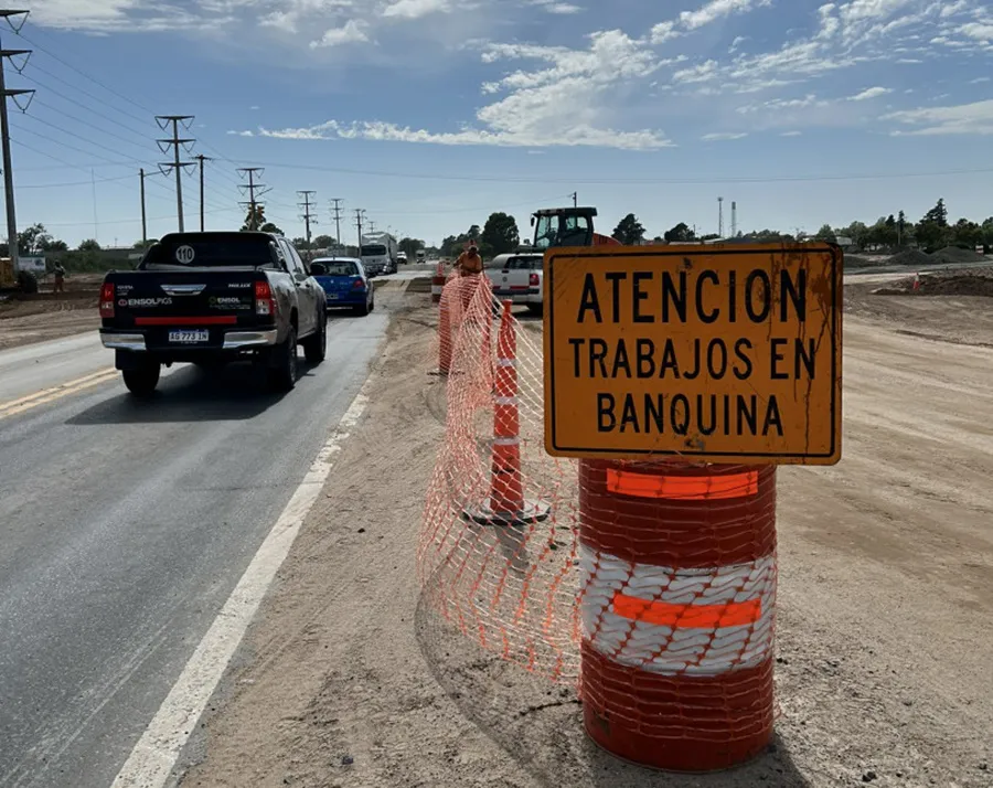 AUTOVIA RUTA 8_rio_cuarto-holmberg._trabajos_en_banquinas