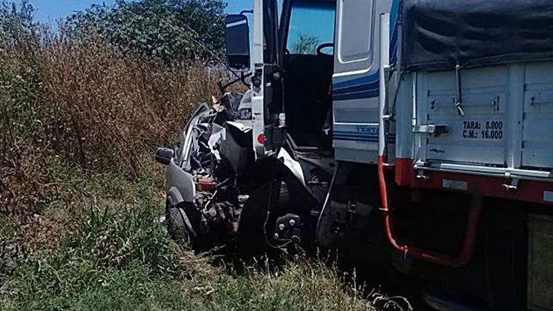 accidente-ecosport-camion-ruta-11-joaquin-barlacinajpg
