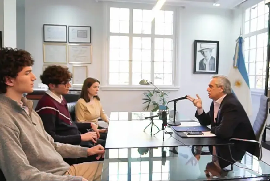 alberto fernandez con estudiantes