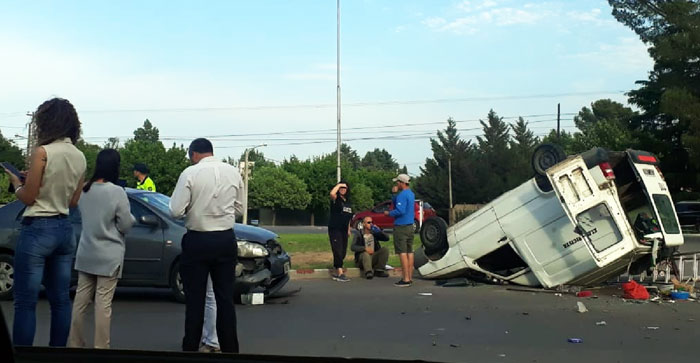 CHOQUE Y VUELCO EN LA PERON 3