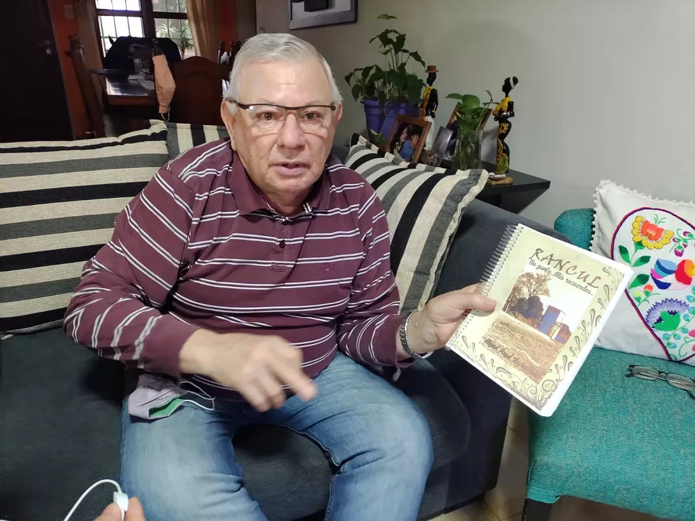 lUCHO uSSEI CON SU LIBRO