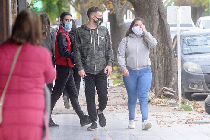 gente circulando con barbijos