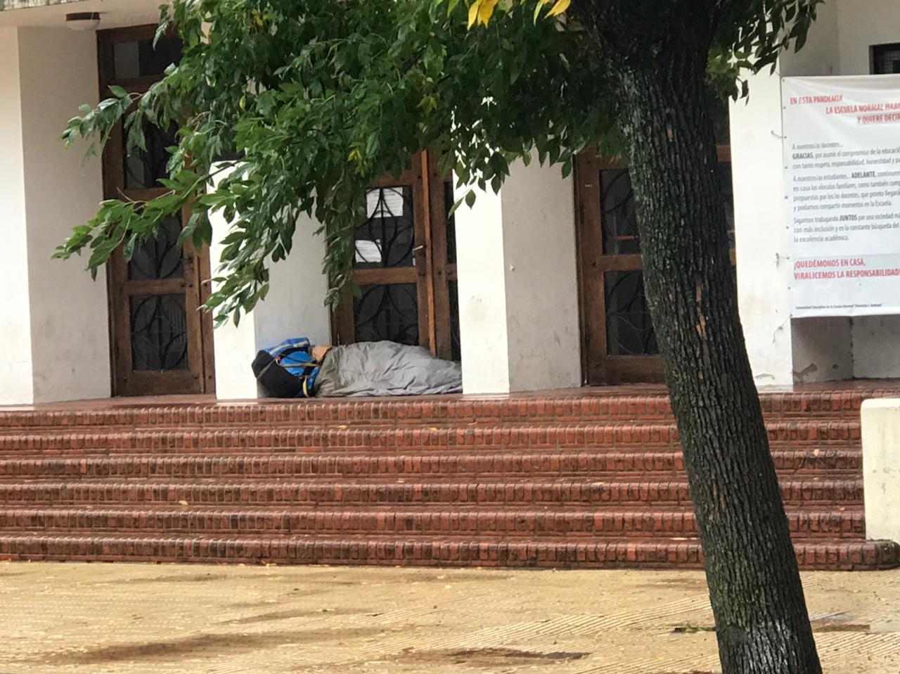 hombre duerme en la calle