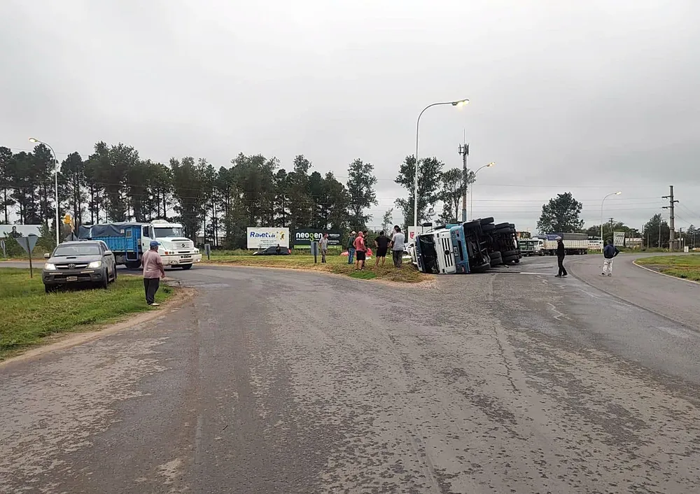 vuelco camión rotonda mackenna 2