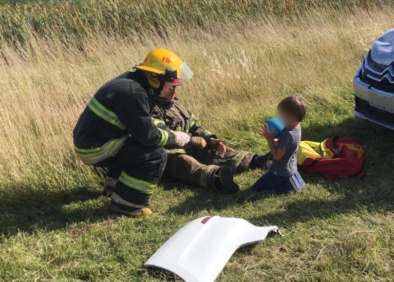 BOMBERO CON NIÑO 2