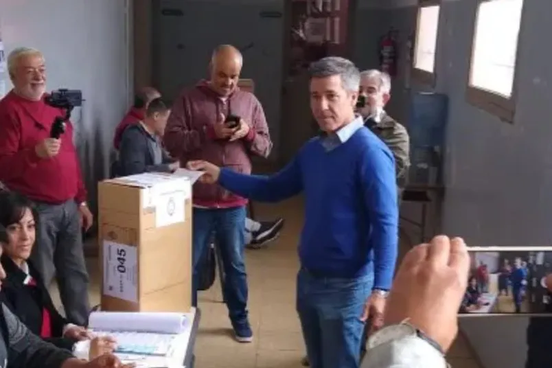 Ardohain votando