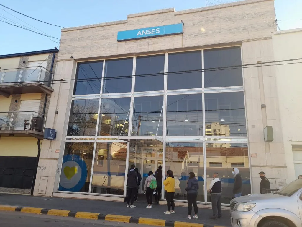 cola-anses-santa-rosa-bono-18-mil-pesos-1024x768