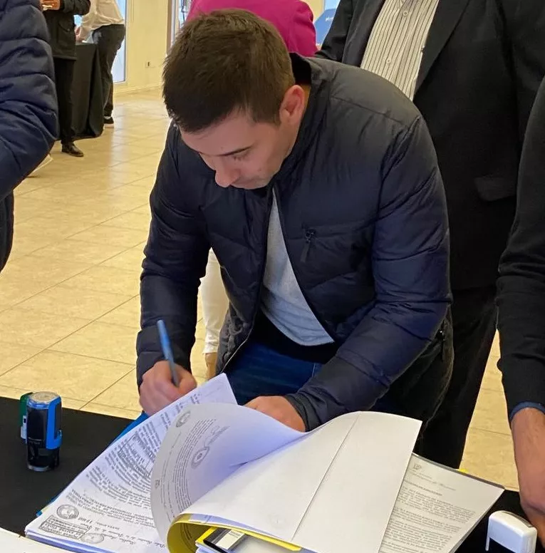 Hernán Viano firmando
